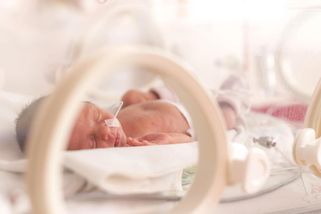 Předčasný porod v zahraničí se páru nehezky prodražil - Portál řidiče